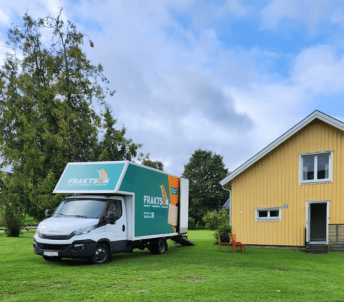 Flyttfirma utför flytt vid villa i Mölndal